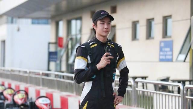  捕鱼|王一博现身成赛车手、林允钱枫成CP？《天天向上》变实现梦想秀