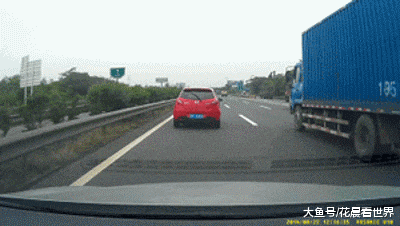 爸爸|搞笑GIF:孩子,都怪你爸爸的脚丫子有毒