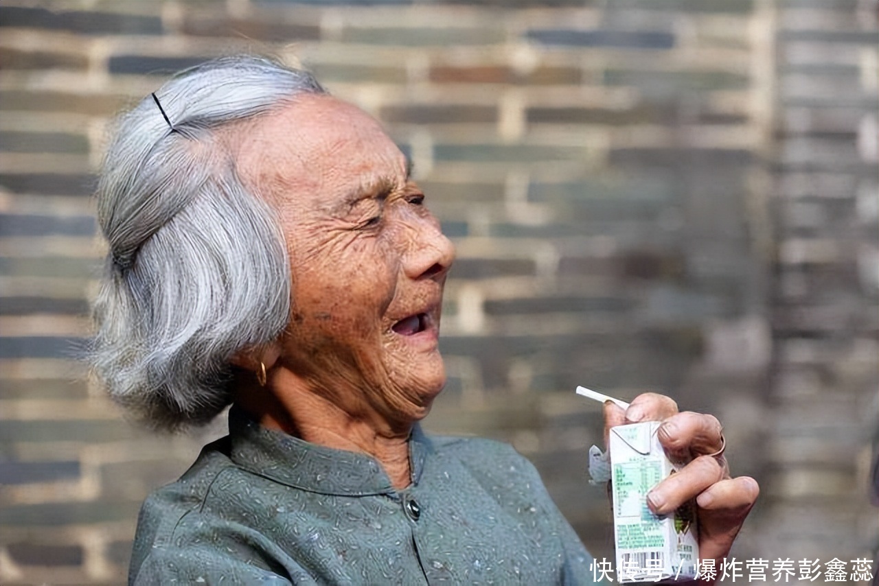 65岁老人喝牛奶好还是喝奶粉好(为什么建议65岁以上的人，一定要喝牛奶？这4个理由不容拒绝)