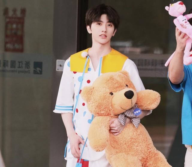  蔡徐坤|蔡徐坤到底有多高？在他手里小小的玩具熊，粉丝拿着却“变了样”