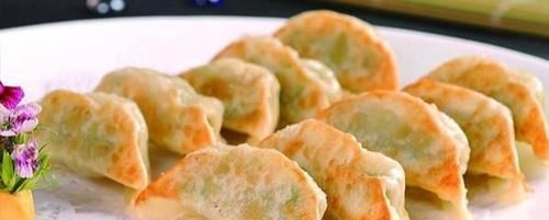  外酥|做煎饺时不要直接下锅煎，多加一步，不出水不破皮，外酥里嫩