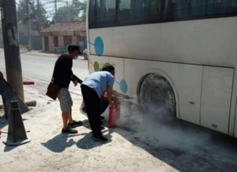  起火|壹现场丨大客车突然起火 公交司机化身消防员灭火