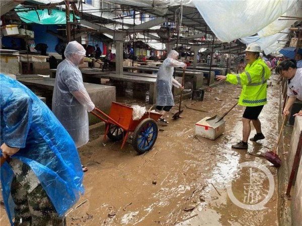 河流|万州再发暴雨红色预警！ 雨有多大？河流明显涨水，多地积水被淹……降雨仍将持续