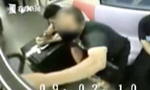 内乱|车厢内乱挂伞引冲突 上海地铁一乘客鼻子被打断