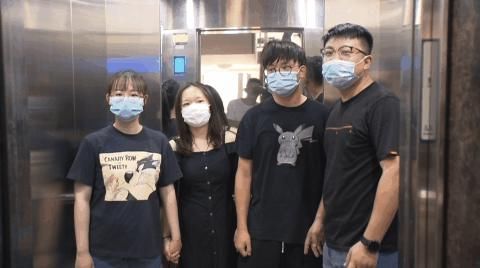  故障|金山一台电梯突然停运...但被困电梯里的人却一点不害怕？