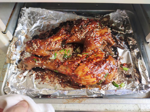 香辣|在家自己做烤鸡腿，外焦里嫩，香辣美味，孩子一人吃3个