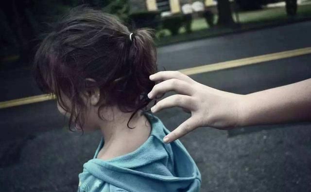  爸爸|4岁女孩和爸爸走失，民警询问父亲名字，女娃的回答让民警笑翻