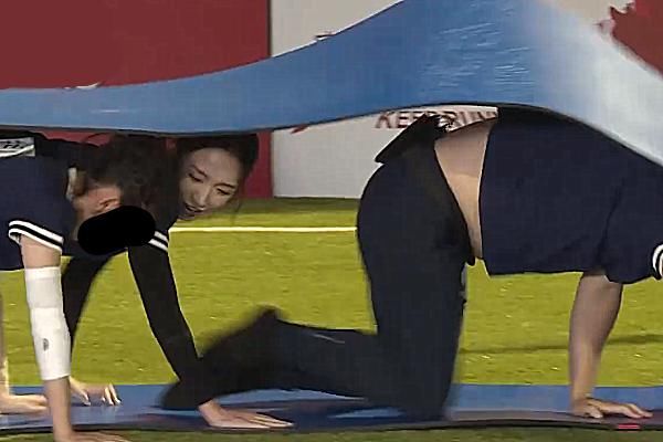  机智|跑男团玩游戏时沙溢衣服不慎上滑，孟美岐反应机智，成功避开窘局