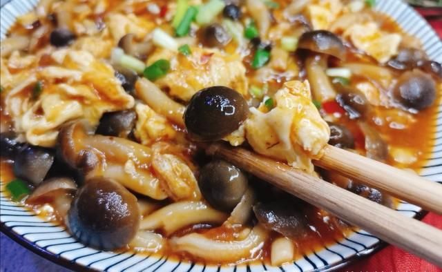 好好|鸡蛋和蟹味菇最棒的做法,微辣鲜香,滑嫩爽脆,实在好好味
