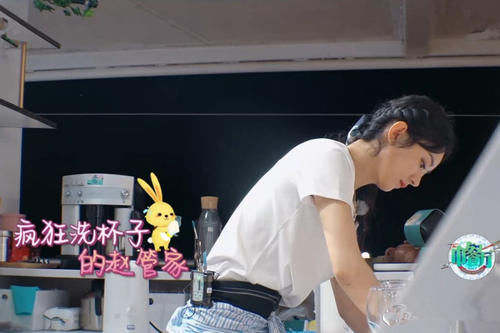  堪比|有种真实叫赵丽颖喝饮料，非常有食欲，堪比精拍广告