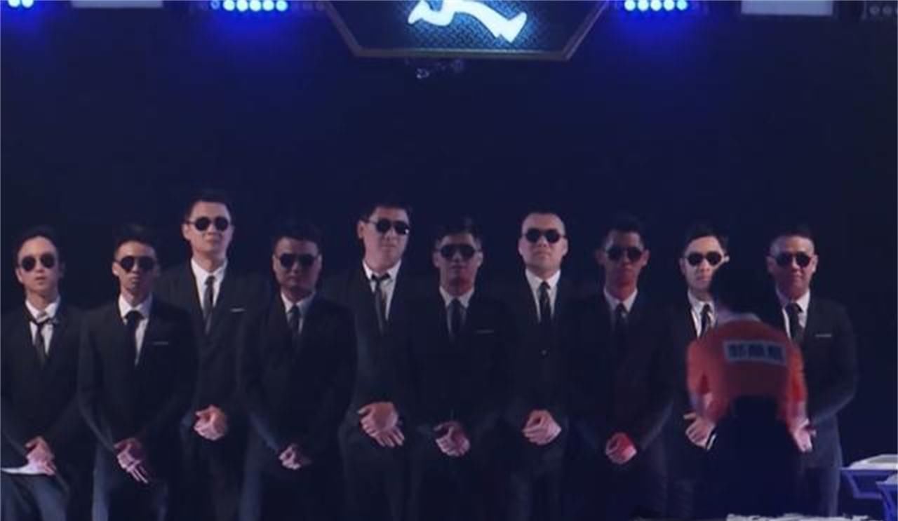  奔跑|郭麒麟主动握手黑衣人，引发全场爆笑，《奔跑吧》节目综艺感满分