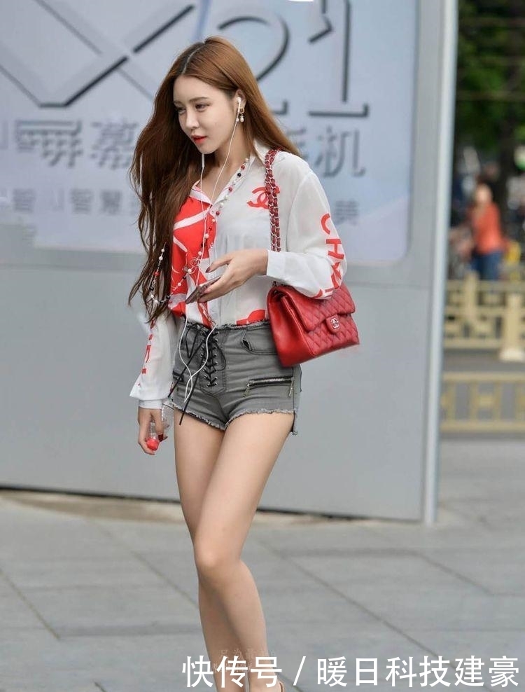 美人鱼|GIF搞笑趣图: 海边拍照要注意, 一不小心让你变成美人鱼