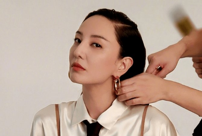  这位|THE9团综：郑希怡追星成功，看到这位重量级姐姐，网友直呼有排场