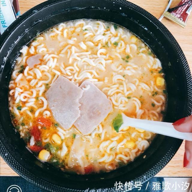 飘香|大学宿舍里公认“最好吃”的5种泡面,最后一种,飘香十里!