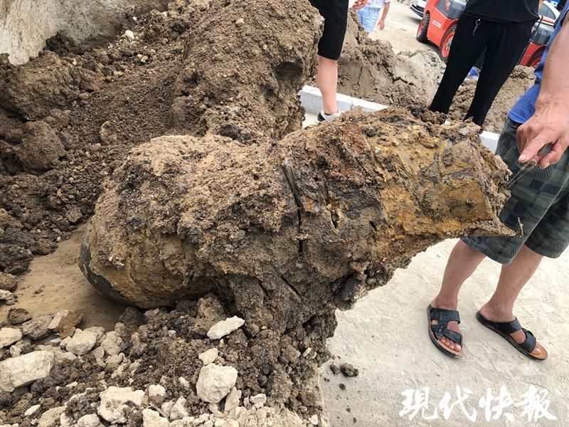  渣土|渣土车倒出一枚航空炸弹，撞针完整