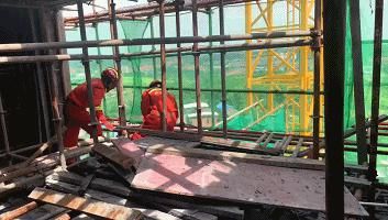  轻生|声称老板欠他40万！一男子坐70米高塔吊轻生，消防员将其劝回