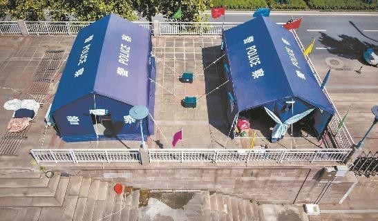  划船|划船上班帐篷办公，民警江中护平安