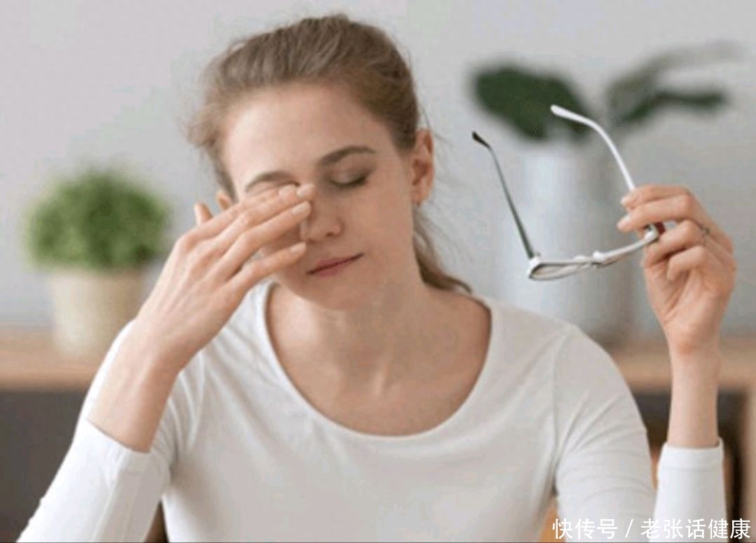 女性气血不足的症状吃什么(女性气血不足，身体大多有2个表现，三餐之余常吃4物，或许有帮助)
