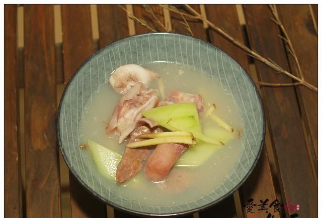  浸泡|新鲜的鱼肚与鱼肝，别人不要的食材，却是潮汕人煮汤的上好食材