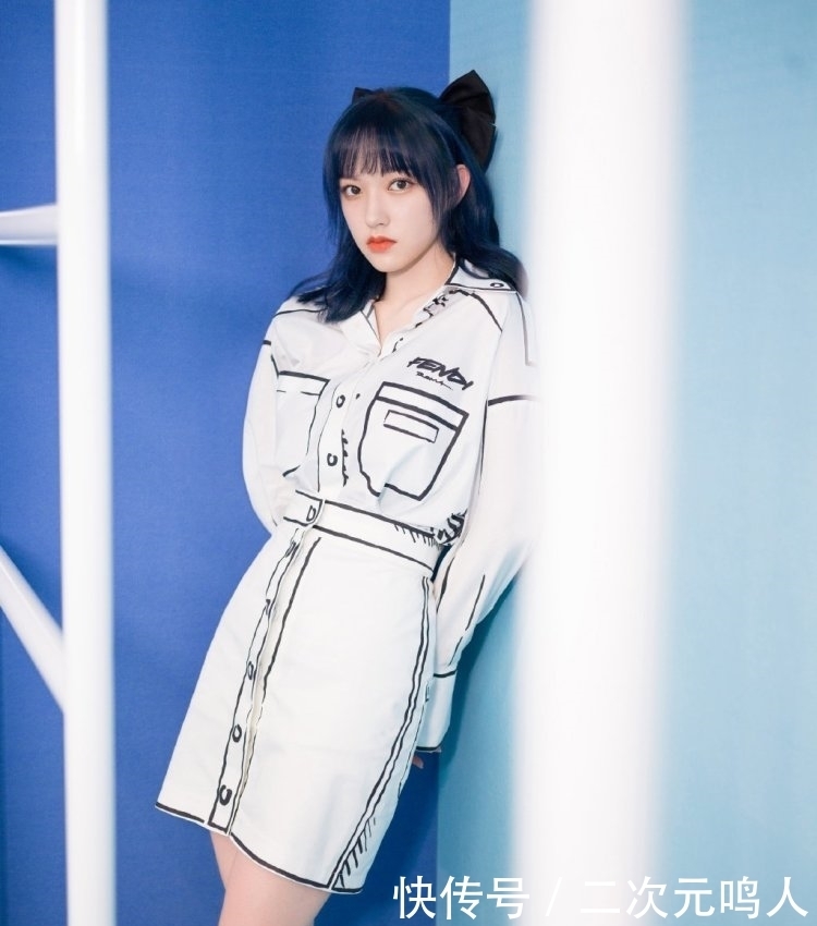 涂鸦|程潇好精致，穿1万9的涂鸦套装裙戴蝴蝶结发卡，比漫画女主还美