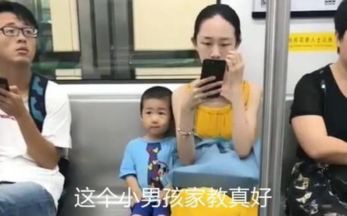 炫富|2小孩地铁上＂坐姿＂火了，网友纷纷点赞：这才叫真正的＂炫富＂