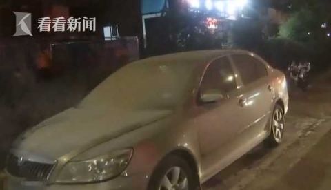  凑热闹|男子街边围观凑热闹 不料自己竟是事故“主角”