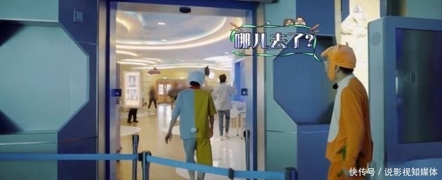 手机|郑爽上节目遭吐槽,玩游戏作弊,喝水作假,即使录节目手机都不离手