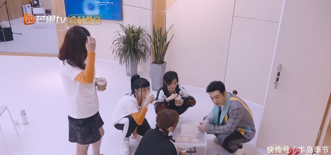  太精彩|黄晓明倒贴个人片酬讨姐姐欢心，否认遭姐姐们怼，脸上表情太精彩