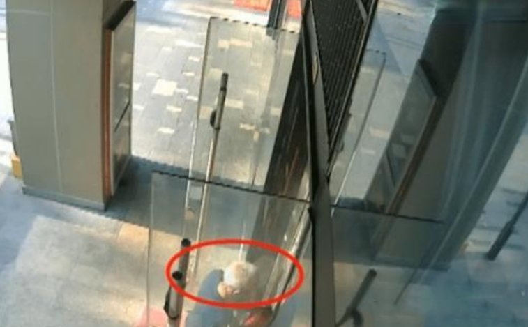 傻了眼|小卖部查出“假烟”遭罚，店家调监控一看傻了眼：同行偷放的