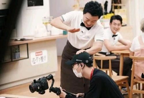  方式|极限男人帮合体，见面打招呼方式很极挑，黄渤一句话让粉丝泪目