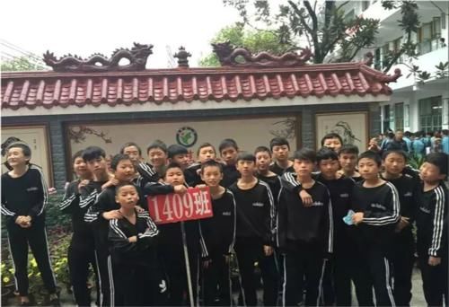 被判|1个人打15个！初二男生被判正当防卫！少年，我挺你！