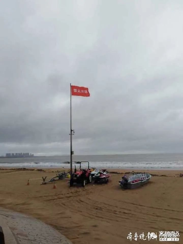 冲跑|地铁停运,海水浴场、崂山景区全线关闭!青岛这场暴雨,小区大门都被冲跑了