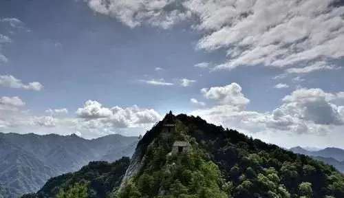  游人|中国以“野”闻名的山峰，惊险程度不输华山，游人无不心惊胆战