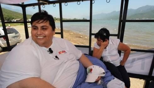 新娘|世界上最胖的男子娶妻，体重1120斤用货车运去接亲，新娘也不轻