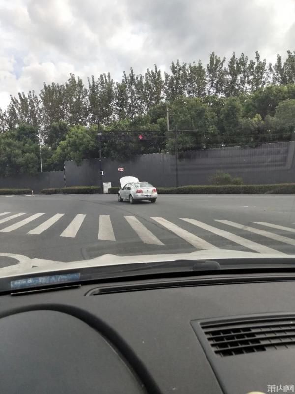  引擎盖|引擎盖开着还能淡定开车？过路司机：我只在抖音上见过…