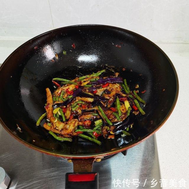 切成|豆角烧茄子,软糯入味,非常的下饭