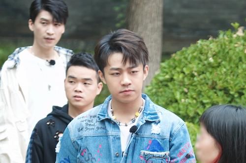  显出|《德云斗笑社》收官拍合照，谁注意严敏导演的位置？显出高情商