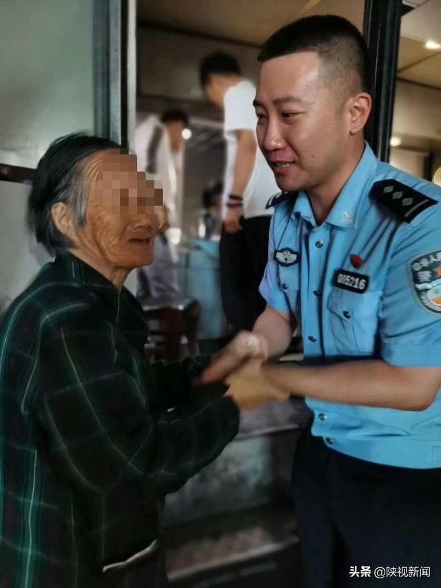  姓名|咸阳武功一八旬老人出门买馍时迷路，记不清自家地址和姓名老人情绪失控，民警耐心安抚后助其回家