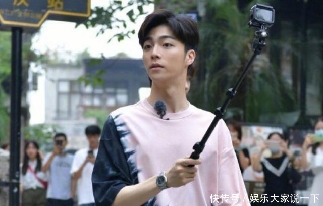 颜值|陈立农欧阳娜娜录综艺被拍,路人来不及开美颜,颜值我没看错吧