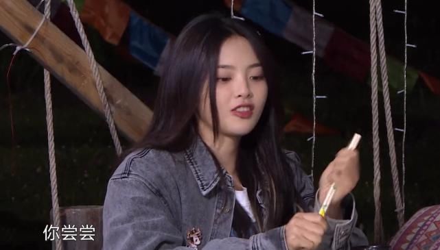  单身|杨超越夹菜给邓伦吃，谁注意邓伦接下来反应？单身者的避嫌