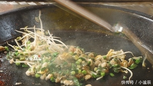  排到|藏身拐角巷弄，一家小破店，只卖两种吃的，排队都排到大街上去了