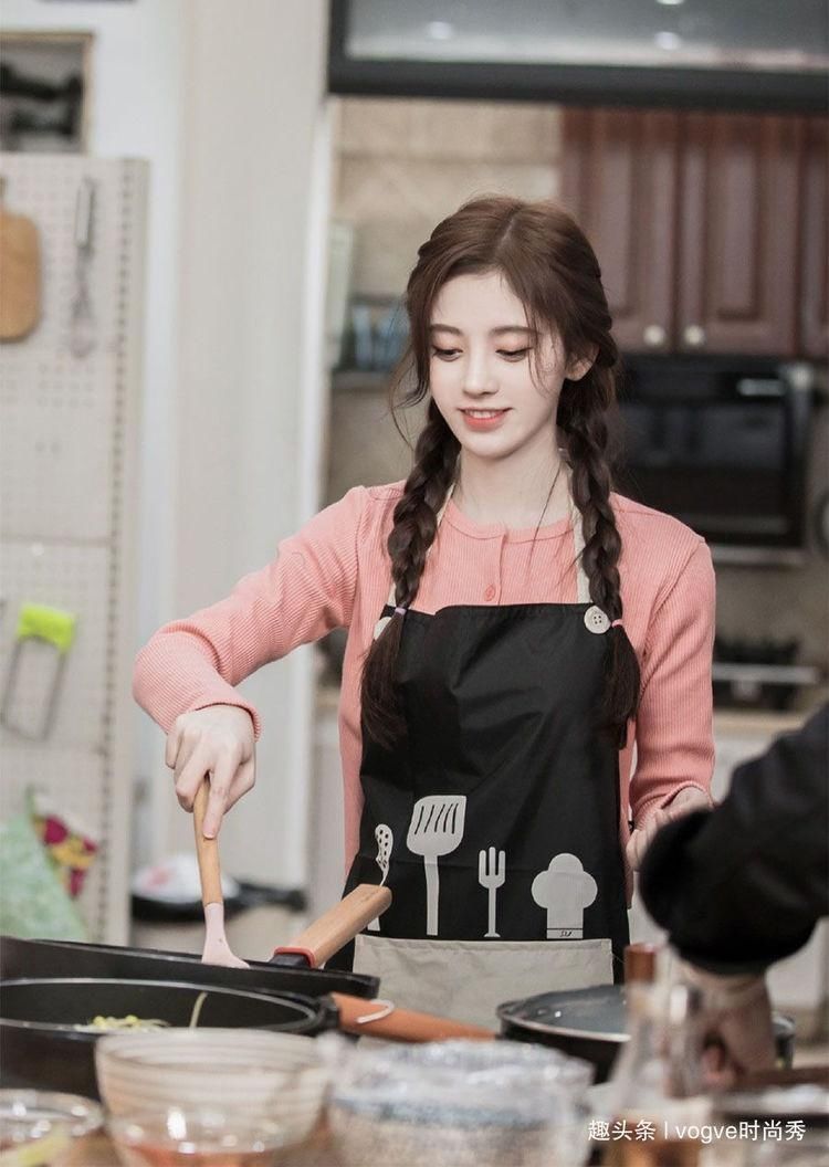 难道|鞠婧祎戴围裙学做菜,脸比食盐还白,难道这就是秀色可餐?