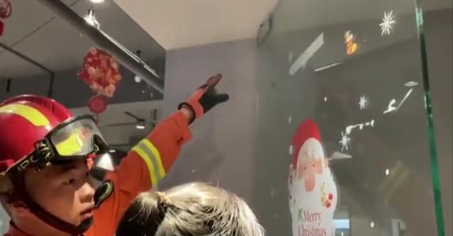 消防员|揪心!7岁男孩手臂被玻璃门卡住,声声啼哭让人心疼