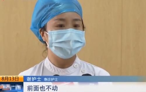  辆奔驰汽车|救护车被奔驰堵十几秒，病人心脏骤停，护士无奈下车敲窗提醒