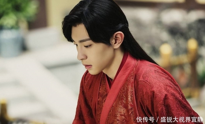  努力|有着一双狐狸眼，努力上进，对待工作绝不马虎的男人