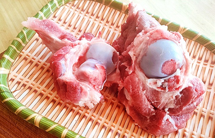 鸡架子|怎么把大骨汤熬成白色?大厨教你一招,汤色浓白鲜香,好看又好喝