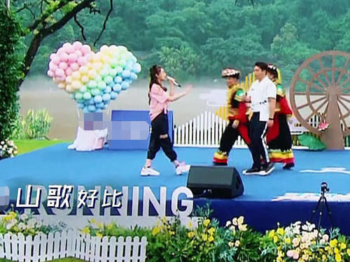  合唱|baby与郑恺合唱时跑调，字幕组赶忙打出6个字，做到完美救场