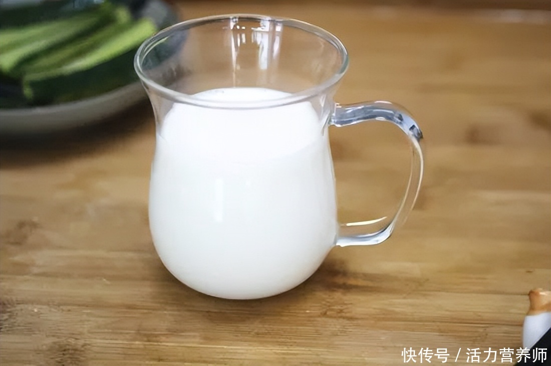 经常喝牛奶会导致骨龄偏大吗(听说，经常喝牛奶会导致骨龄增大？牛奶还应不应该每天喝？要注意)