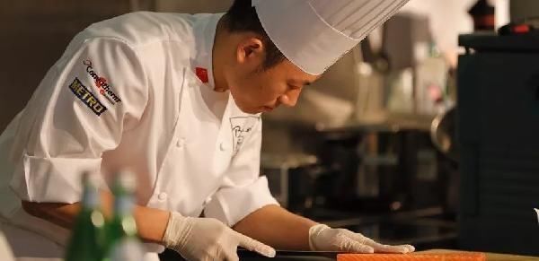 厨师|日本大厨秀刀工,把鱼切成了蝴蝶,只见中国小学徒拿过来一节莲藕