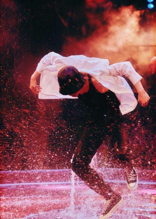  卖力|莲龙出海张艺兴，雨中飞跃王一博，爆衣卖力水舞台，引爆热点！